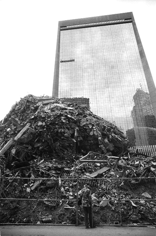 Architettura, 003-100-10
Signora guarda le macerie di quella che era la sua casa, 1994
Dallas (Stati Uniti)