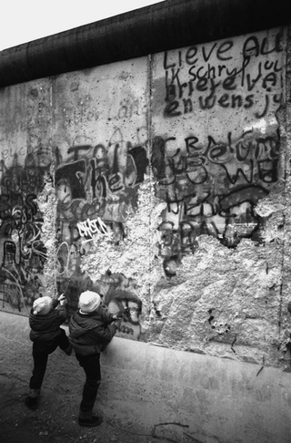 La caduta del Muro di Berlino, 002-093-21
Libertà obbligatoria. Pensando a Giorgio Gaber e Sandro Luporini, 1989
Muro di Berlino, Berlino (Germania)