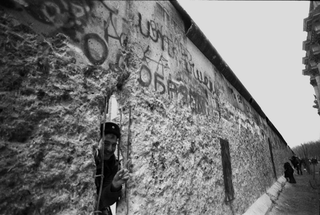 La caduta del Muro di Berlino, 002-087-25
Al di qua del muro, 1989
Muro di Berlino, Berlino (Germania)