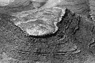 Deserto, 090-193-05
Segni concentrici nella roccia della montagna,
Alto Atlante (Marocco)