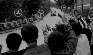 Sport e sportivi, 033-224-30
Pubblico acclama un auto in arrivo durante la riedizione della Mille Miglia in Toscana, 1993
(Italia)