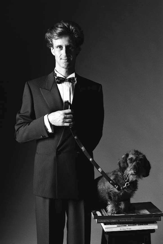 Designer e architetti, 076-831-13 L'architetto Matteo Thun ritratto con un cagnolino, 1985 Studio Carlo Orsi, Milano (Italia)