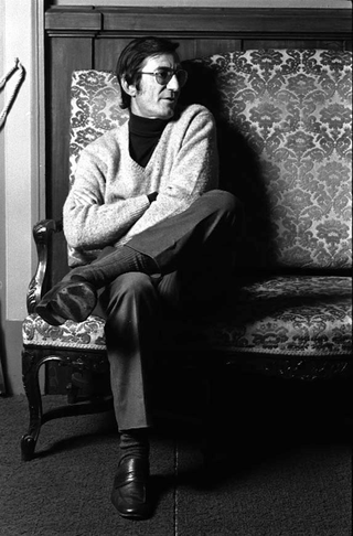 Cinema, 070-473-11
Il regista Carlo Lizzani seduto su un divano, 1975
Milano (Italia)