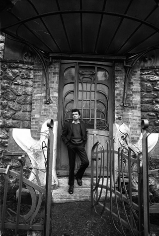 Autori e critici, 070-440-24
L'autore Gerard Jarlot ritratto all'ingresso di un edificio in stile Liberty, 1965
Parigi (Francia)