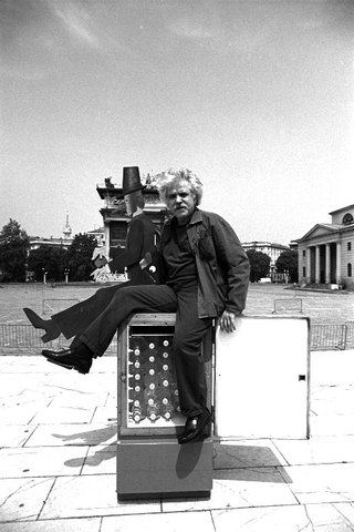 Designer e architetti, 069-371-01 L'artista e designer Gherardo Frassa seduto su un mini frigo con l'opera di Emilio Tadini Tredicesima tavola, 1999 Arco della Pace, Milano (Italia)
