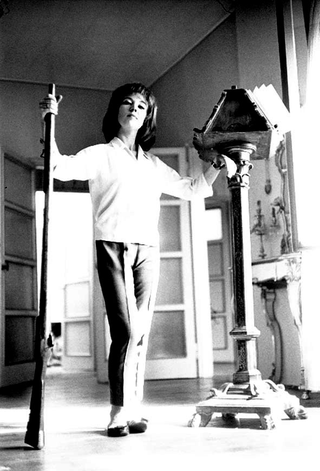 Autori e critici, 068-318-22
La Fallaci ritratta in interno tra un fucile e un leggìo, 1962
Milano (Italia)