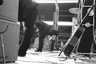 Musica, 063-047-32
Parte della band dei Beatles durante un inchino sul palco, 1965
Velodromo Vigorelli, Milano (Italia)