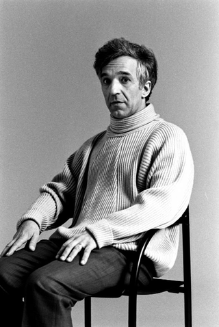 Musica, 063-021-07
Il pianista russo Vladimir Askenazy seduto su una sedia, 1984
Studio Carlo Orsi, Milano (Italia)
