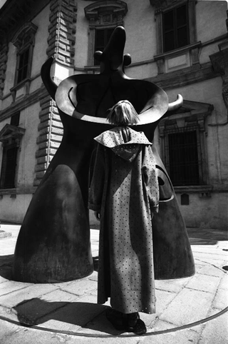 Krizia, 027-101-11
Fotografia pubblicitaria per Krizia davanti a scultura di Mirò,
Milano (Italia)
