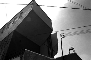 Architettura, 021-027-16
Teatro popolare, Kostantin Stephanovitsj Melnikov e la sedia "Light light" di Alberto Meda, 1989
Mosca (Russia)