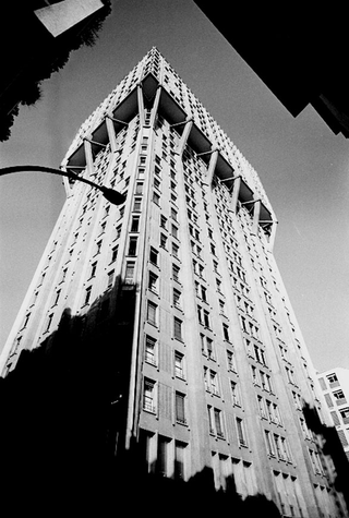 Architettura, 005-089-18
Torre Velasca, BBPR, 2000
Milano (Italia)