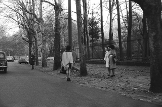Milano anni Sessanta, 004-016-5b
Bocca di rosa, prostitute al Parco Sempione, 1960
Milano (Italia)