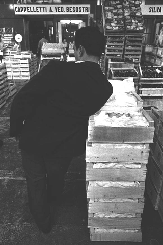 Milano anni Sessanta, 004-009-28
Il mercato ortofrutticolo, 1963
Mercato Ortofrutticolo, Milano (Italia)