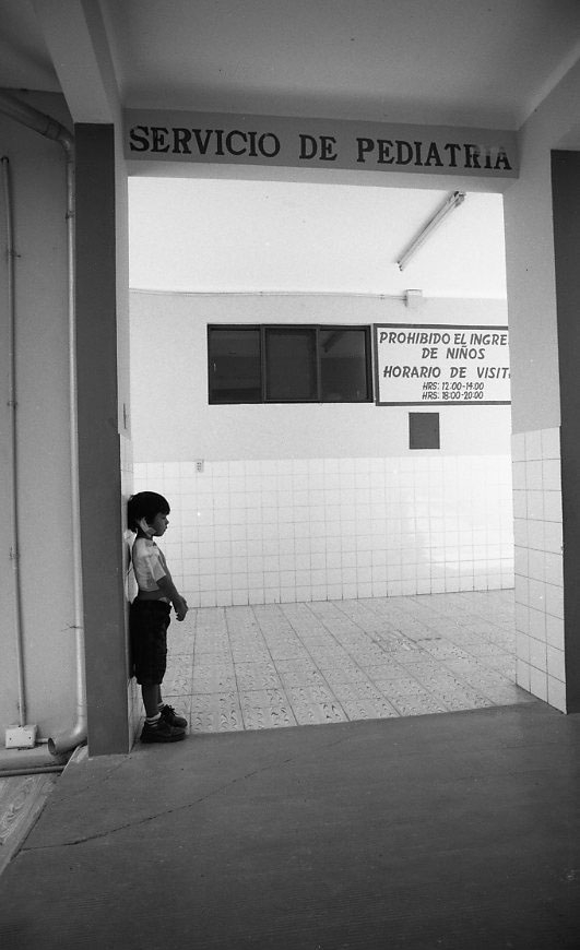 Bolivia, 104-011-05
Bambino con medicazioni all'esterno del reparto pediatrico, 2010
Ospedale Municipale, Camiri (Bolivia)