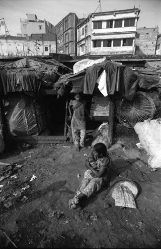 Bangladesh, 103-043-17
Due ragazze all'esterno di una struttura dello slum sulla ferrovia, 2009
Dacca (Kawran Bazar) (Bangladesh)