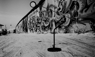 FontanaArte, 101-011-03
Lampada Three-sixty disegnata da Norman Foster per Fontana Arte,
Muro di Berlino, Berlino (Germania)