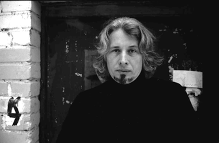 Autori e critici, 062-041-37
L'autore russo Vladimir Sorokin ritratto in esterno, 2004
Mosca (Russia)