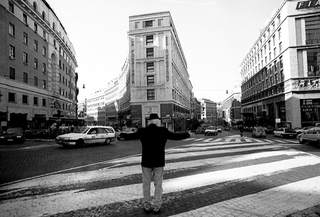 Pietro Consagra, 041-073-18
L'artista davanti al palazzo Fondiaria Assicurazioni in via Bissolati
Roma (Italia)