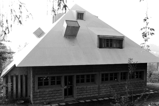 Architettura, 021-008-02
Casa unifamiliare progettata dall'architetto Giandomenico Belotti, 1980
Ponteranica (BG) (Italia)