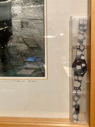 Swatch, La fotografia di Carlo Orsi con all'interno l'orologio Swatch