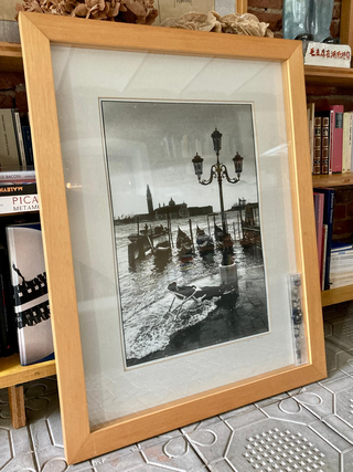 Swatch, La fotografia di Carlo Orsi con all'interno l'orologio Swatch